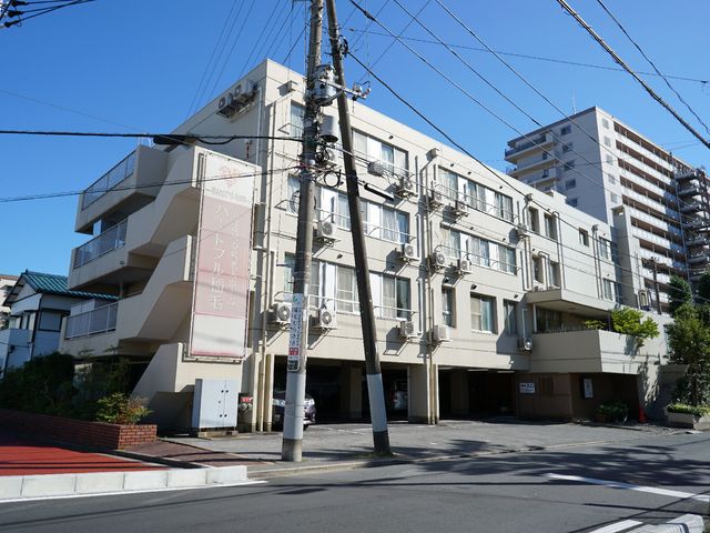 日差し照る施設外観 外観 快晴の下、清潔感のあふれる建物の前です。通りに面しており、アクセス良好な立地が魅力です。