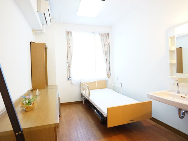 清潔な居室の様子 居室 広々とした明るい居室です。個々のニーズに合わせた家具配置で、ゆったりとした時間を過ごせます。