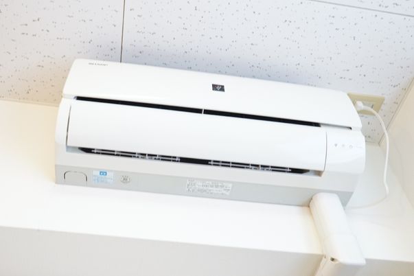 壁に取り付けられたエアコン
