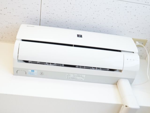 壁に取り付けられたエアコン エアコン どの部屋にも快適な空調が整っており、季節を問わず過ごしやすい環境が保たれています。
