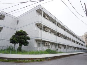 白い外壁の建物外観
