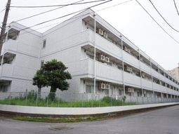 白い外壁の建物全景