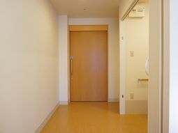 清潔な廊下と部屋の入口