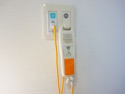 ナースコールのある壁