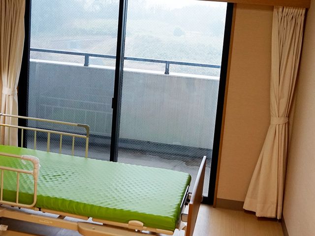 部屋の様子 居室 自然光が差し込む、快適な環境の居室です。清潔なベッドが備えられています。