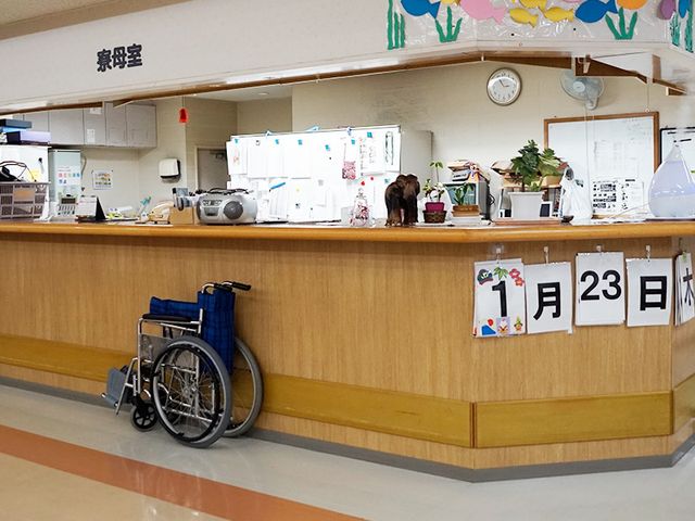 スタッフイメージ スタッフイメージ 広々とした受付カウンターです。車椅子が置かれており、働きやすそうな環境を感じられます。