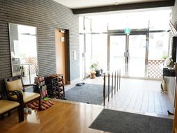 広々とした明るいエントランス