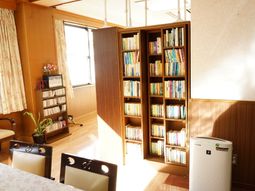 暖かい光の書棚スペース