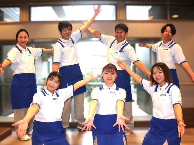 スタッフの様子 スタッフイメージ 明るい笑顔のスタッフたちが集まり、皆様をサポートする準備が整っています。