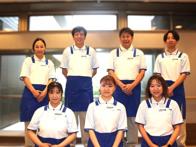 スタッフ一同の立ち姿 スタッフイメージ 笑顔で揃うスタッフは協力的で、温かい雰囲気を感じます。やりがいを見つけられる職場です。