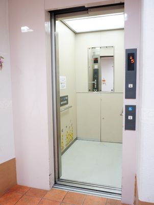 昇降機能付きの窓口