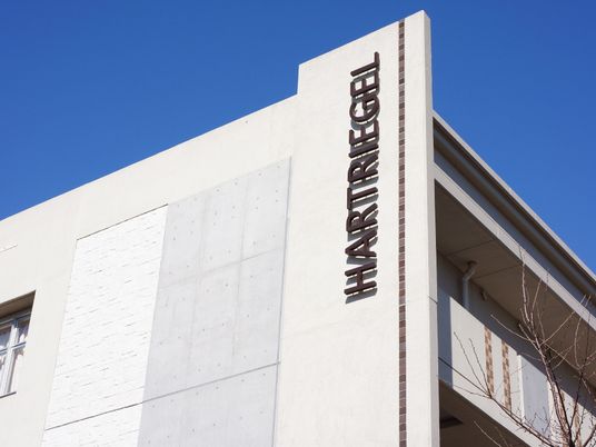 施設のシンプルな外観