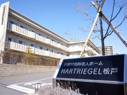 青空の下の施設外観