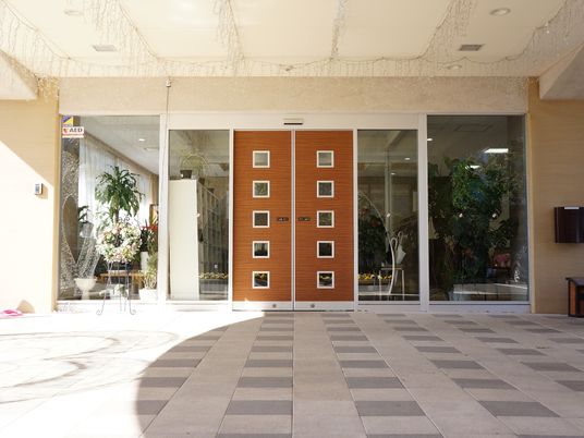 入口と中庭の風景