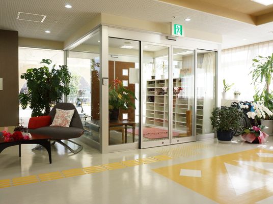 エントランスの明るいロビー