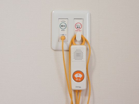 緊急コール装置壁面