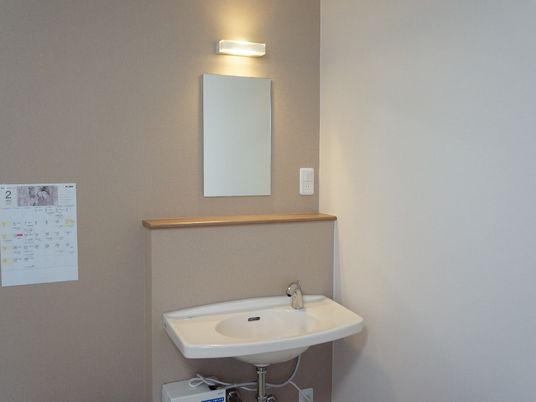 清潔な洗面台のある部屋