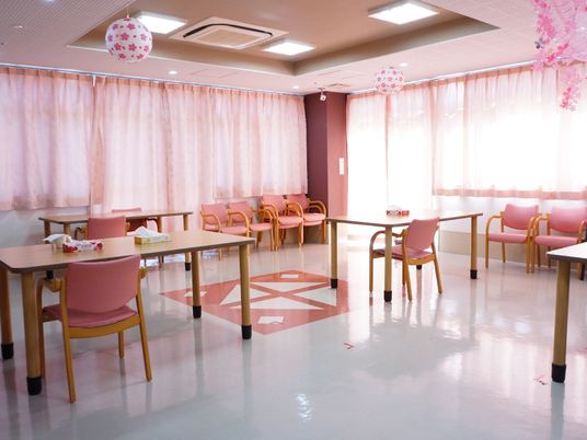 ピンクの椅子が並ぶ食堂