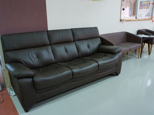 茶色のソファがある部屋