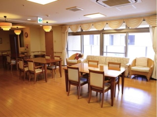 居心地の良い共有スペース リビング・ダイニング ゆったりとした時間を過ごせるダイニングルームです。木目調のテーブルや暖かみのある光が、落ち着いた雰囲気を醸し出しています。