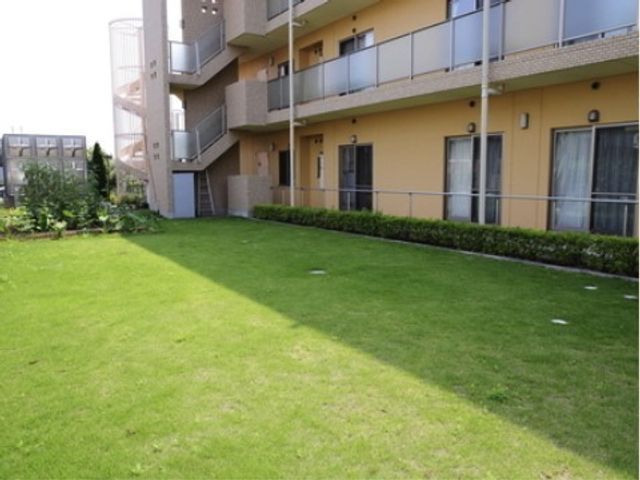緑豊かな中庭 ゴルフ場 広々とした緑の中庭があり、日々のリフレッシュや安らぎの時間を提供しています。明るく穏やかな雰囲気で、心地よい屋外空間を楽しむことができます。