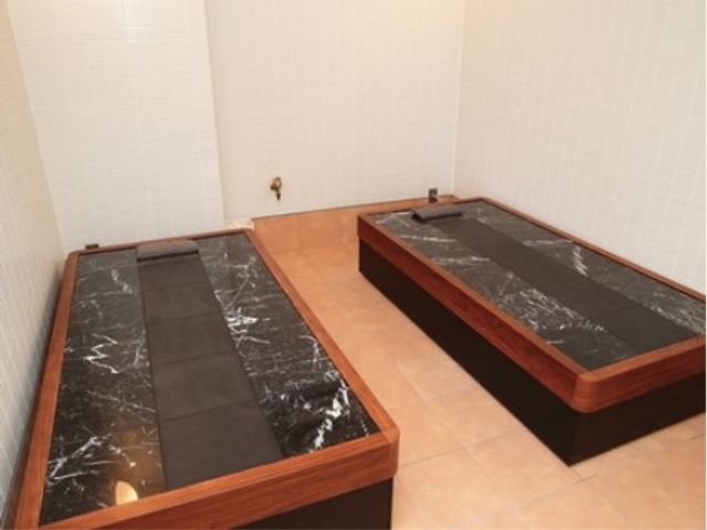 清潔感ある浴室 岩盤浴 広々とした設計の浴室です。衛生的な環境を保ちながら、ゆったりとしたバスタイムを提供しています。