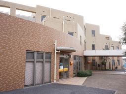 温かみのある外観の建物