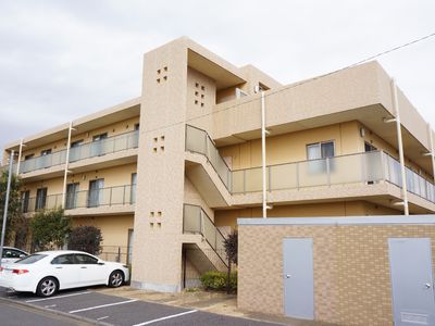 ベージュの建物の外観