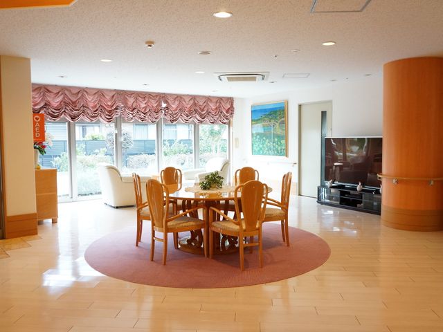 居心地の良いラウンジ空間 エントランスホール1 ゆったりとしたイスが並ぶ明るいラウンジでは、のんびりとくつろぐ時をお過ごしいただけます。天井が高く開放的な空間が、快適な職場づくりを支えます。