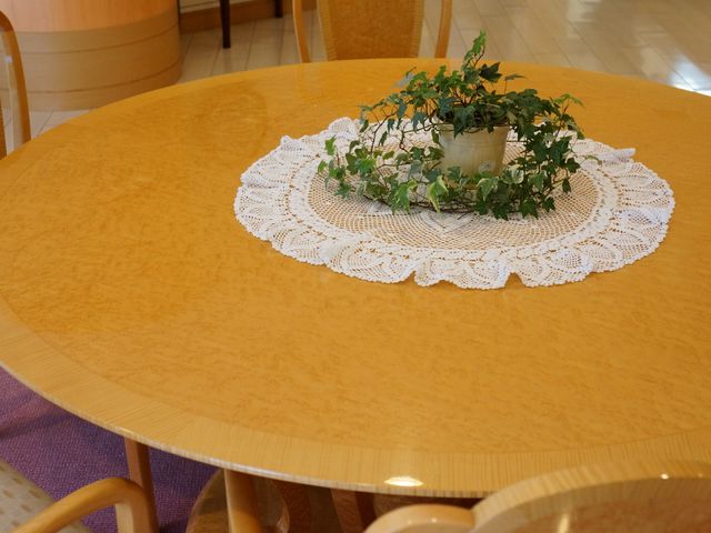 テーブルに置かれた観葉植物 ラウンジ3 天然木の温もりを感じるダイニングの一角です。食事やお茶の時間に静かなひと時を提供しています。