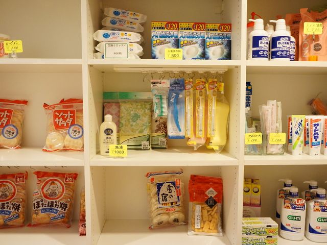 日用品が並ぶ棚 売店2 様々な日用品が整然と並べられた棚です。ご自由にお使いいただけるこの充実した設備は、日々の生活を快適にサポートします。