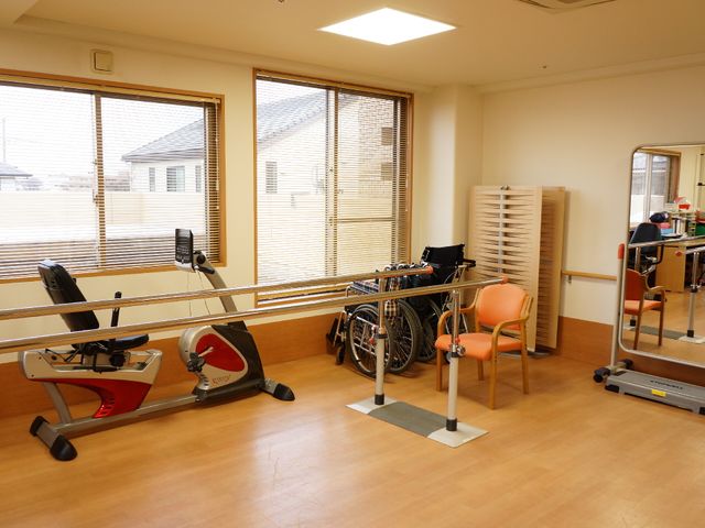 機能訓練室内設備 リハビリルーム 多様なリハビリ機器がそろった訓練室です。明るい日差しの中、専門スタッフのサポートが受けられます。