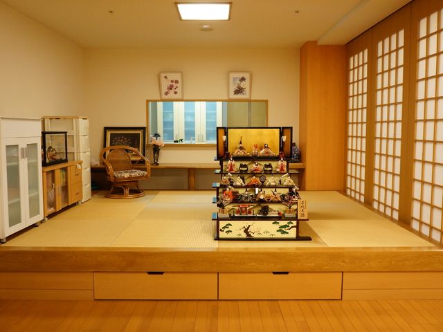 明るい和室 和室 広々とした和室には雛人形が飾られ、季節感を感じさせる心温まる空間です。落ち着きのあるデザインで、ゆったりとくつろげる場所となっています。