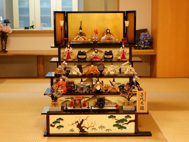 伝統的な雛人形の飾り 雛人形 丁寧に飾られた雛人形が、季節感のあふれる落ち着いた和室の雰囲気を醸し出しています。文化に触れながらゆったりとした時間を過ごせる空間です。