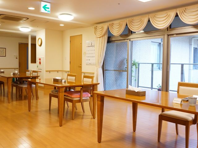 広々とした明るい食堂 共有フロア 清潔感のあふれる広い食堂では、窓際の席で静かなひとときを過ごせます。ゆったりとした空間で、心安らぐ食事の時間をどうぞ。