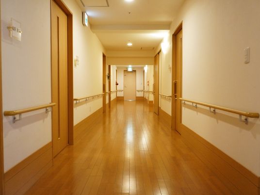 廊下の明るい清潔感