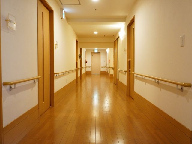 廊下の明るい清潔感 廊下 手すりを備えた温かみのある廊下は、安心して歩ける設計になっています。広々としており、すれ違いもスムーズです。