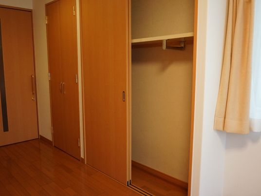 整ったクローゼットの一角