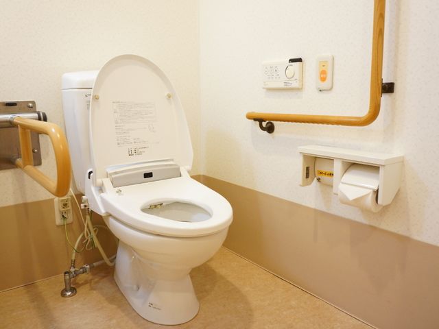 バリアフリートイレ設備 トイレ 手すり付きの安全なトイレ設備です。緊急時にも安心なコールボタンが設置されており、快適にご利用いただけます。