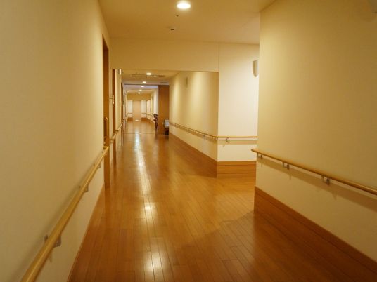 明るい廊下と手すり