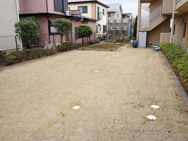 広々とした中庭 敷地 ゆったりとした空間の中庭では、新鮮な空気を感じながら心地よいひと時を過ごせます。ここで過ごす時間は、日々の活力となるでしょう。