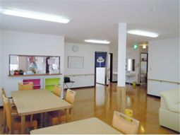 広々とした明るい食堂