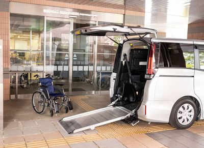 車椅子昇降をサポートするエントランス