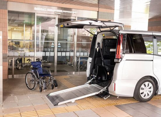 車椅子昇降をサポートするエントランス