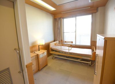 自然光が入る洋室