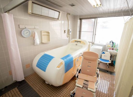 広々とした浴槽が目立つ浴室