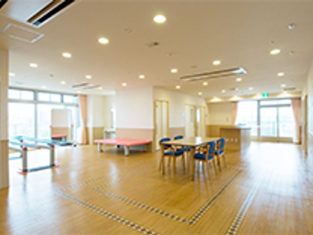 明るい室内空間 多目的室 自然光が優しく差し込む、多目的に使える広い室内です。さまざまな活動が可能です。