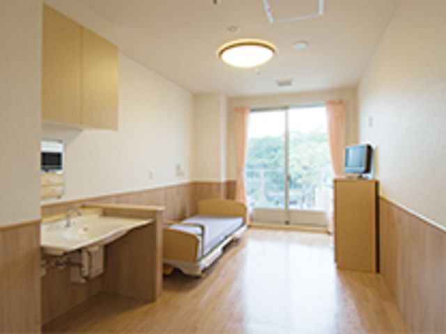 窓のある明るい居室 居室 広々とした居室には、自然光がたっぷり入ります。快適な環境でくつろげます。