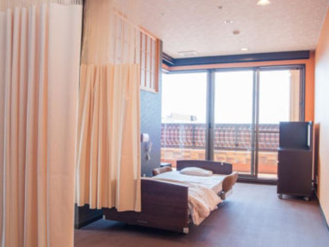 広々とした個別空間の居室 居室   大きな窓から自然光が差し込む明るい居室です。プライバシーが考慮された快適な空間になっています。