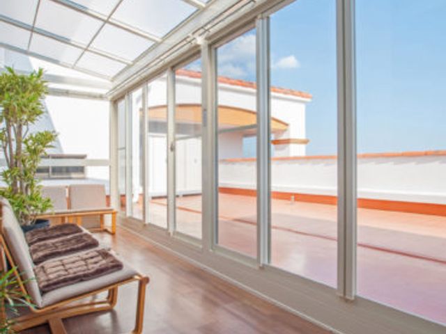 屋根付きのテラス テラス 広々とした屋根付きのテラスでリラックスしながら、自然光を存分に楽しめます。